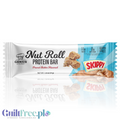 Baton proteinowy Guiltfree Genius Gourmet Nut Roll o smaku masła orzechowego Skippy w białym opakowaniu