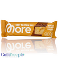 Guiltfree baton proteinowy More Nutrition o smaku banana, orzeszków ziemnych i karmelu w pomarańczowym opakowaniu