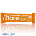 Guiltfree More Nutrition Soft Protein Bar o smaku sernika morelowego w pomarańczowym opakowaniu z białą czekoladą