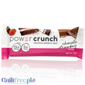 Wafelek proteinowy Power Crunch o smaku czekolady i truskawki w opakowaniu z grafiką owoców i kremowego nadzienia.
