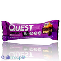 Baton proteinowy Guiltfree Quest Stacks Brownie a la Mode w fioletowym opakowaniu z grafiką warstwowego deseru