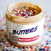 Fit Butters Birthday Cake Almond - kraftowe masło migdałowe z WPC 'Merica Labz i posypką