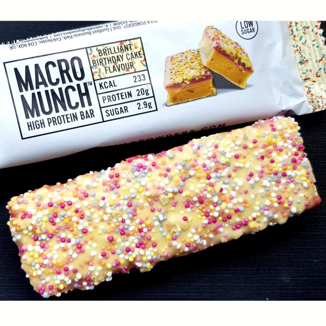 Bulk Powders Macro Munch™ Birthday Cake 20g białka & 224kcal, najlepszy baton białkowy o smaku Birthday Cake