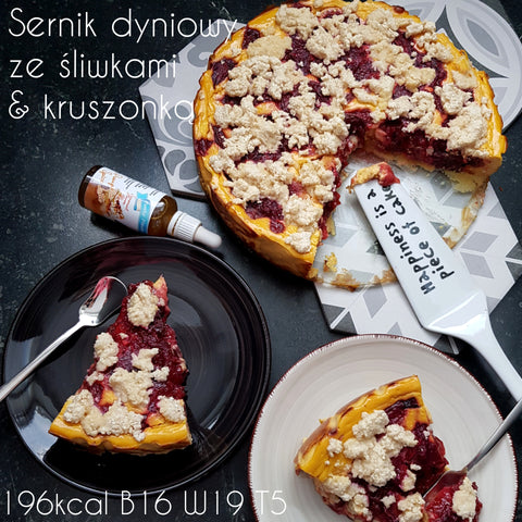 Proteinowy fit sernik dyniowy bez cukru ze śliwkami i niskokaloryczną kruszonką bez masła