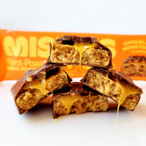 Misfits Plant Milk Chocolate & Honeycomb - wegański baton proteinowy ze stewią, smak Mleczna Czekolada & Miód