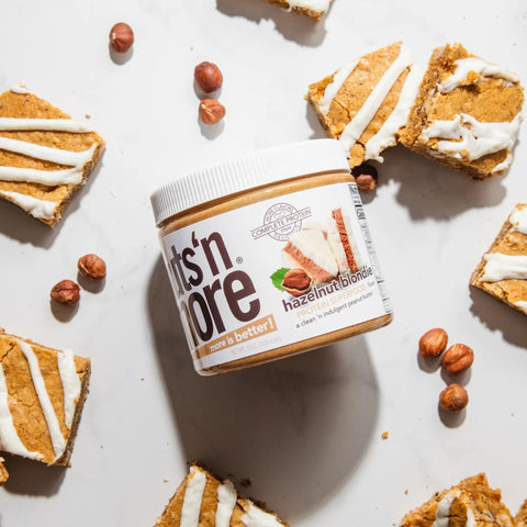 Nuts 'N More Hazelnut Blondie - masło laskowe z biała czekoladą, 25% białka z WPI i ksylitolem