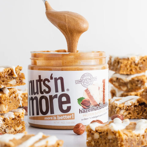 Nuts 'N More Hazelnut Blondie - masło laskowe z biała czekoladą, 25% białka z WPI i ksylitolem