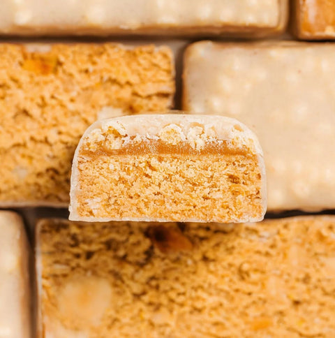 FIZI Mood Booster Salted Caramel - wegański baton proteinowy w polewie z białej czekolady bez dodatku cukru