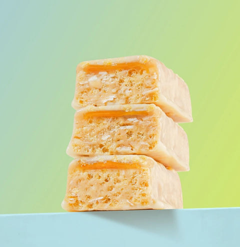 FIZI Mood Booster Salted Caramel - wegański baton proteinowy w polewie z białej czekolady bez dodatku cukru