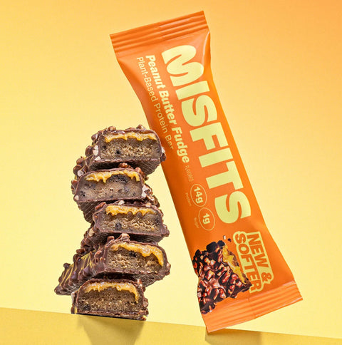 MisFits Protein Bar Peanut Butter Fudge - wegański baton proteinowy bez cukru, Karmel, Masło Orzechowe & 'Mleczna' Czekolada