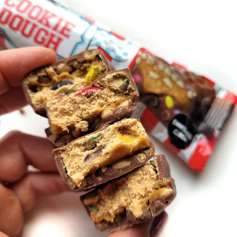 Adonis Cookie Dough Chunky Bar, Chocolate Candy - proteinowy baton z kazeiną, 14,4g białka & 197kcal
