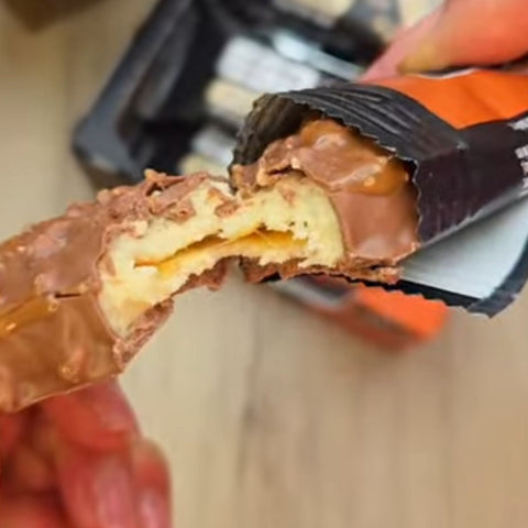 ESN Designer Bar Hazelnut Caramel 45g - baton białkowy z karmelem i orzechami laskowymi w mlecznej czekoladzie