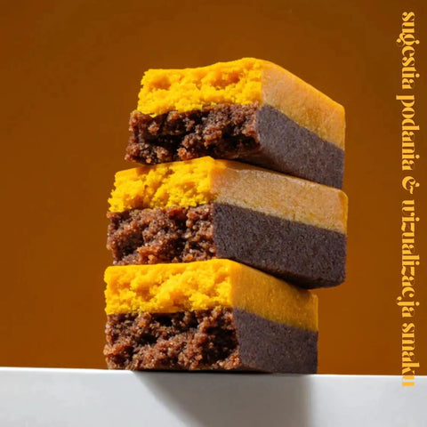 Guiltfree FIZI wegański baton Pumpkin Latte z dwiema warstwami: dyniową i kawowo-kakaową na brązowym tle