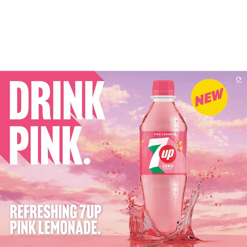 Butelka Guiltfree 7up Pink Lemonade Zero Sugar na tle różowego nieba z efektem rozbryzgującej się wody