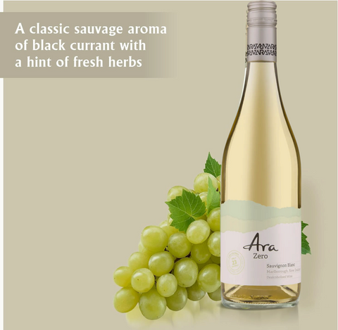Butelka bezalkoholowego wina Guiltfree Ara Zero Sauvignon Blanc obok kiści świeżych zielonych winogron.