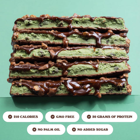 Guiltfree baton proteinowy Barebells Mint Chocolate Crisp w przekroju z widoczną miętową masą i czekoladą