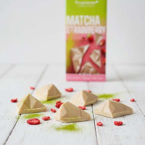 Wegańska czekolada Guiltfree Benjamissimo Matcha Strawberry w formie piramidek z liofilizowanymi truskawkami i matchą.