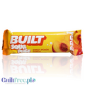 Baton proteinowy Guiltfree Built Sour Puff o smaku brzoskwiniowym w żółtym opakowaniu z grafiką soczystych owoców