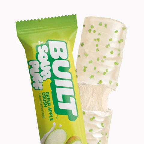 Guiltfree baton proteinowy Built Sour Puff Green Apple Crush z piankowym wnętrzem i białą polewą z zieloną posypką