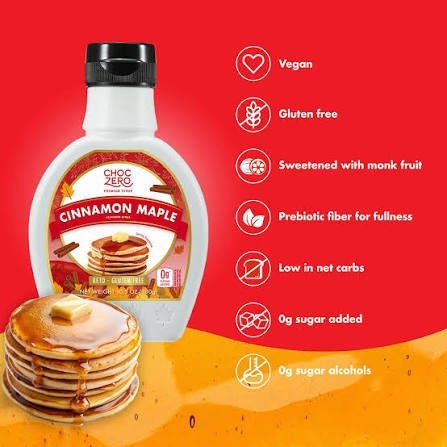Guiltfree Choc Zero Cinnamon Maple syrop bez cukru z cynamonem i klonem obok stosu naleśników na czerwonym tle