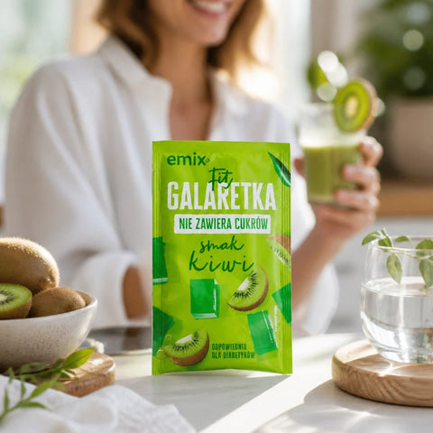 Guiltfree galaretka bez cukru Emix Fit o smaku kiwi w zielonym opakowaniu na stole z owocami kiwi