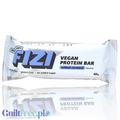 Baton proteinowy Guiltfree FIZI Vegan Salted Caramel w białym opakowaniu z informacją o niskiej zawartości cukru