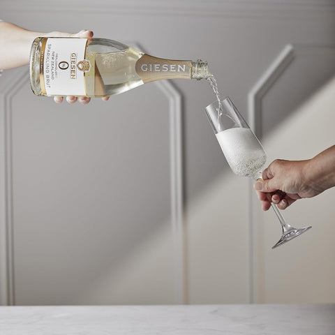 Guiltfree Giesen Sparkling Brut 0% nalewane do kieliszka, bezalkoholowe wino musujące o jasnej barwie z bąbelkami