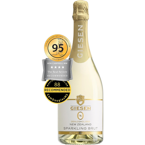 Butelka bezalkoholowego wina musującego Guiltfree Giesen 0% Sparkling Brut z medalami za jakość na etykiecie