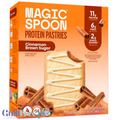 Opakowanie Guiltfree Magic Spoon Protein Pastries o smaku cynamonu z brązowym cukrem z widocznym ciastkiem i laskami cynamonu