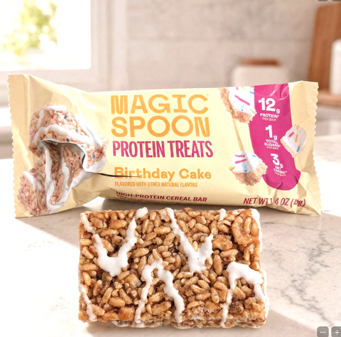 Guiltfree Magic Spoon Protein Treat Birthday Cake to chrupiący batonik białkowy z waniliową polewą i kolorową posypką.