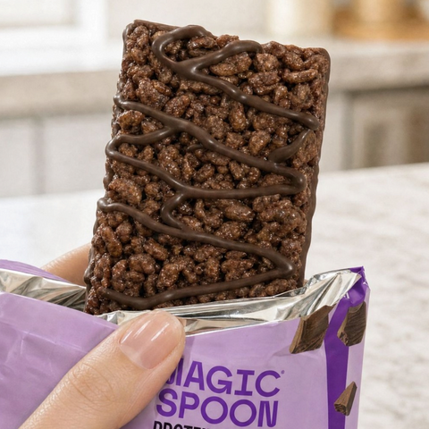 Guiltfree Magic Spoon Protein Treats Double Chocolate to chrupiący baton białkowy z polewą czekoladową w opakowaniu.