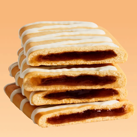 Guiltfree Magic Spoon proteinowe ciastko S'mores z czekoladowym nadzieniem i lukrem w stosie na pomarańczowym tle