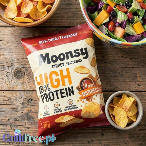 Opakowanie chipsów z soczewicy Guiltfree Moonsy High Protein o smaku barbecue na drewnianym stole z sałatką