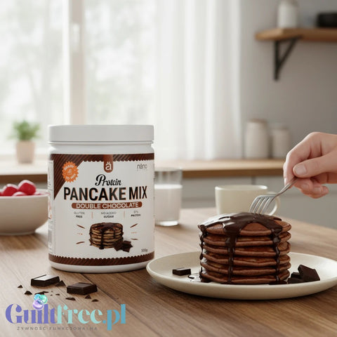 Guiltfree Nano Supps mieszanka do naleśników białkowych o smaku podwójnej czekolady z sosem czekoladowym na talerzu