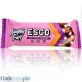 Guiltfree baton proteinowy Naughty Boy Esco o smaku czekolady, karmelu i pianki marshmallow w różowym opakowaniu