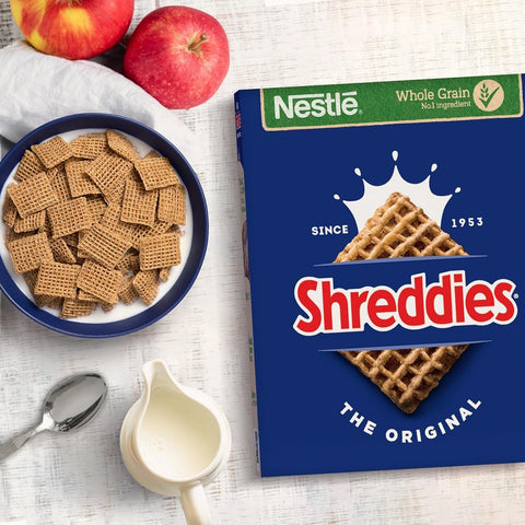 Guiltfree płatki śniadaniowe Nestle Shreddies Original w dużym opakowaniu z miseczką płatków i świeżymi jabłkami