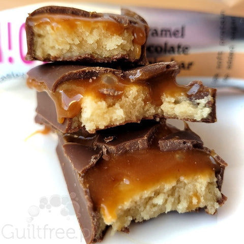 Guiltfree baton proteinowy N!ck's Caramel Chocolate w mlecznej czekoladzie z ciągnącym karmelem w przekroju