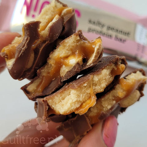 Guiltfree baton proteinowy N!ck's Salty Peanut w mlecznej czekoladzie z ciągnącym karmelem i orzeszkami ziemnymi