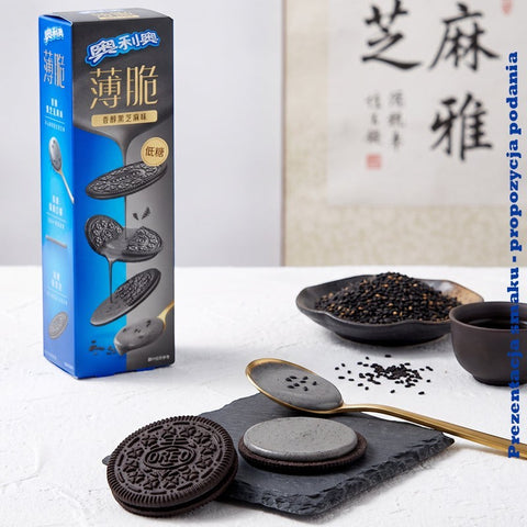 Guiltfree Oreo Thin Crisp z czarnym sezamem, cienkie kakaowe ciastka z kremem na kamiennej podstawce z ziarnami sezamu