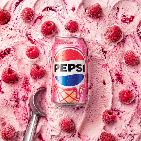 Puszka napoju Guiltfree Pepsi Raspberry Ripple Zero Sugar na tle lodów waniliowych z malinami i gałkownicą