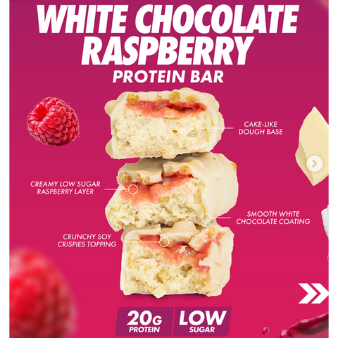 Baton proteinowy Guiltfree Per4m o smaku białej czekolady i malin w przekroju z widocznymi warstwami i chrupkami.