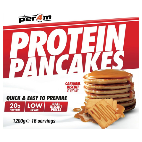 Opakowanie Guiltfree Per4m Protein Pancakes o smaku karmelowego herbatnika z ilustracją stosu naleśników i ciastek.