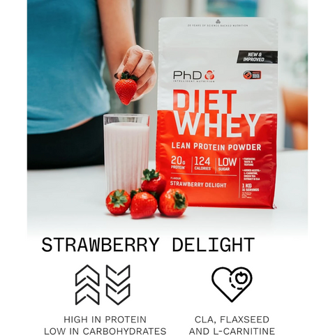 Odżywka białkowa Guiltfree PhD Diet Whey o smaku truskawkowym w opakowaniu 1kg obok szklanki szejka i świeżych owoców