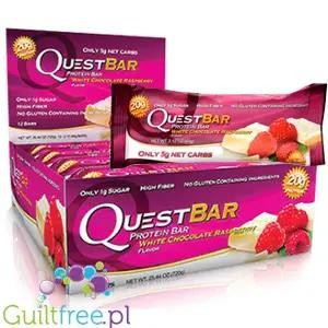 Opakowanie zbiorcze i pojedynczy baton proteinowy Guiltfree Quest Bar o smaku białej czekolady z malinami