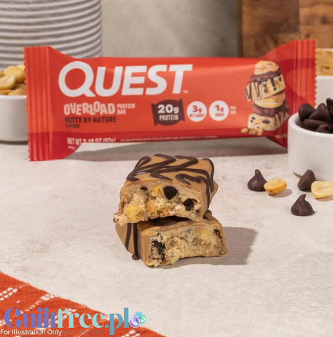 Guiltfree baton proteinowy Quest Overload Nutty By Nature w przekroju z widocznymi orzechami i kawałkami czekolady