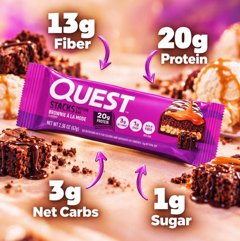 Baton proteinowy Guiltfree Quest Stacks Brownie a la Mode w fioletowym opakowaniu z informacjami o makroskładnikach