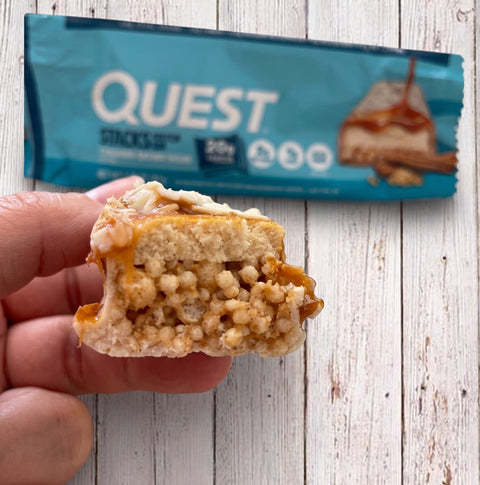 Guiltfree baton proteinowy Quest Stacks o smaku cynamonki z brązowym cukrem, widoczny przekrój z chrupiącą warstwą.