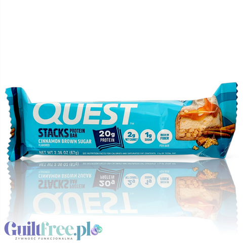 Baton proteinowy Guiltfree Quest Stacks o smaku cynamonki z brązowym cukrem w niebieskim opakowaniu