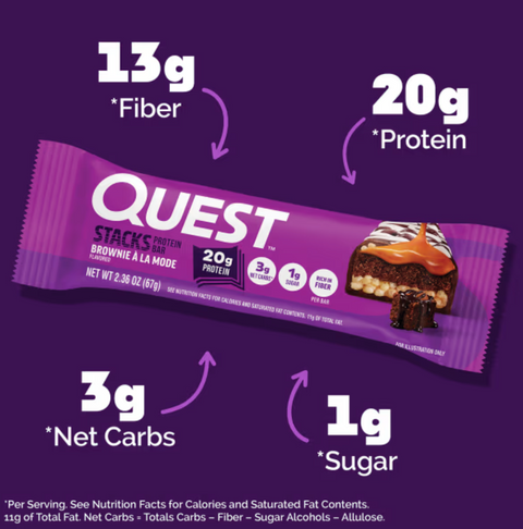 Guiltfree baton proteinowy Quest Stacks Brownie a la Mode w fioletowym opakowaniu z informacjami o makroskładnikach