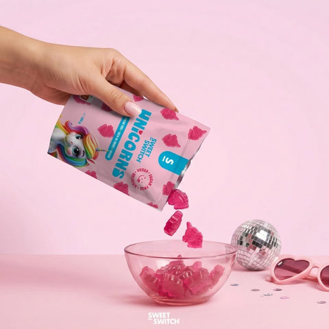 Guiltfree Sweet Switch wegańskie żelki jednorożce o smaku truskawkowym bez cukru wysypywane z opakowania do miseczki